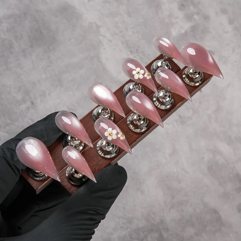 Elegantes Stiletto Press-On Nagelset mit Blumenverzierungen