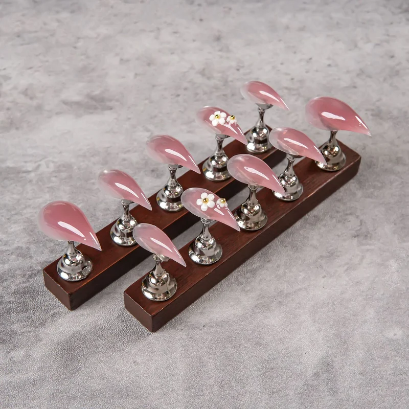 Elegantes Stiletto Press-On Nagelset mit Blumenverzierungen