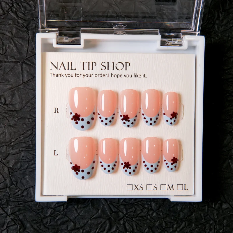 Dekorative Press-On Nageltips mit Blumenmustern