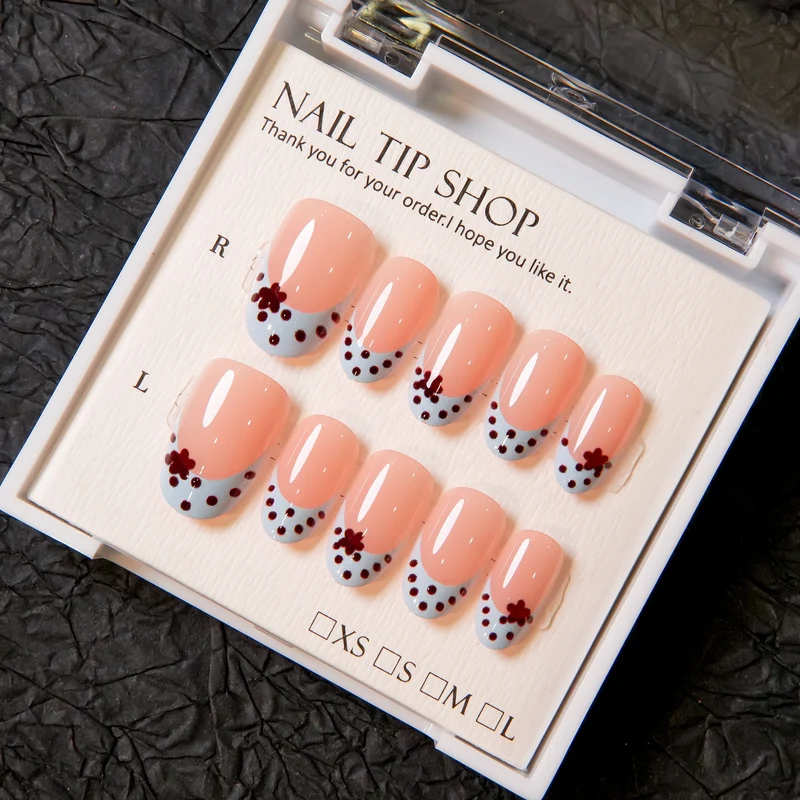 Dekorative Press-On Nageltips mit Blumenmustern