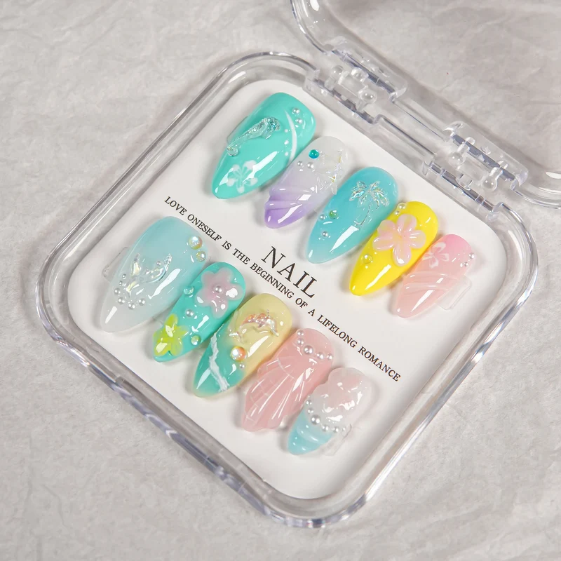 Dekoratives Press-On Nagelset mit einzigartiger Kunstfertigkeit