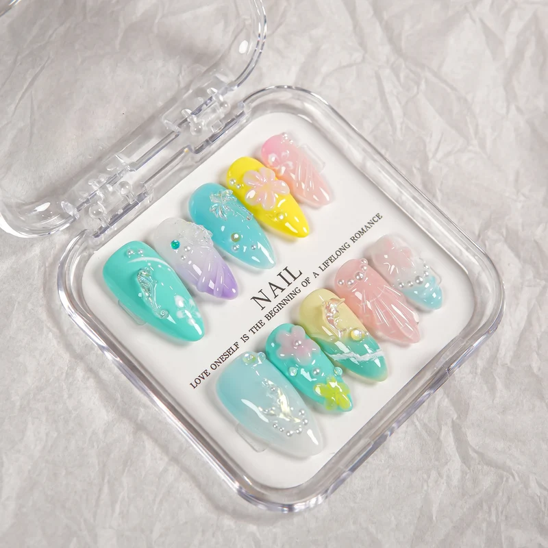 Dekoratives Press-On Nagelset mit einzigartiger Kunstfertigkeit