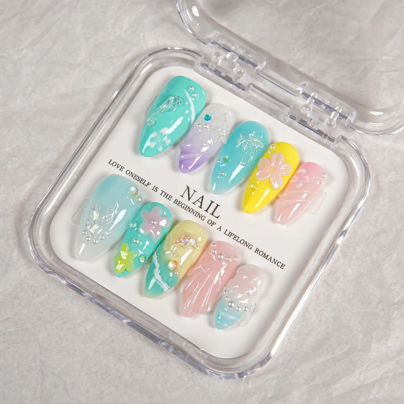 Dekoratives Press-On Nagelset mit einzigartiger Kunstfertigkeit