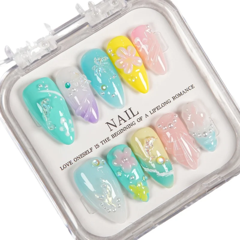 Dekoratives Press-On Nagelset mit einzigartiger Kunstfertigkeit