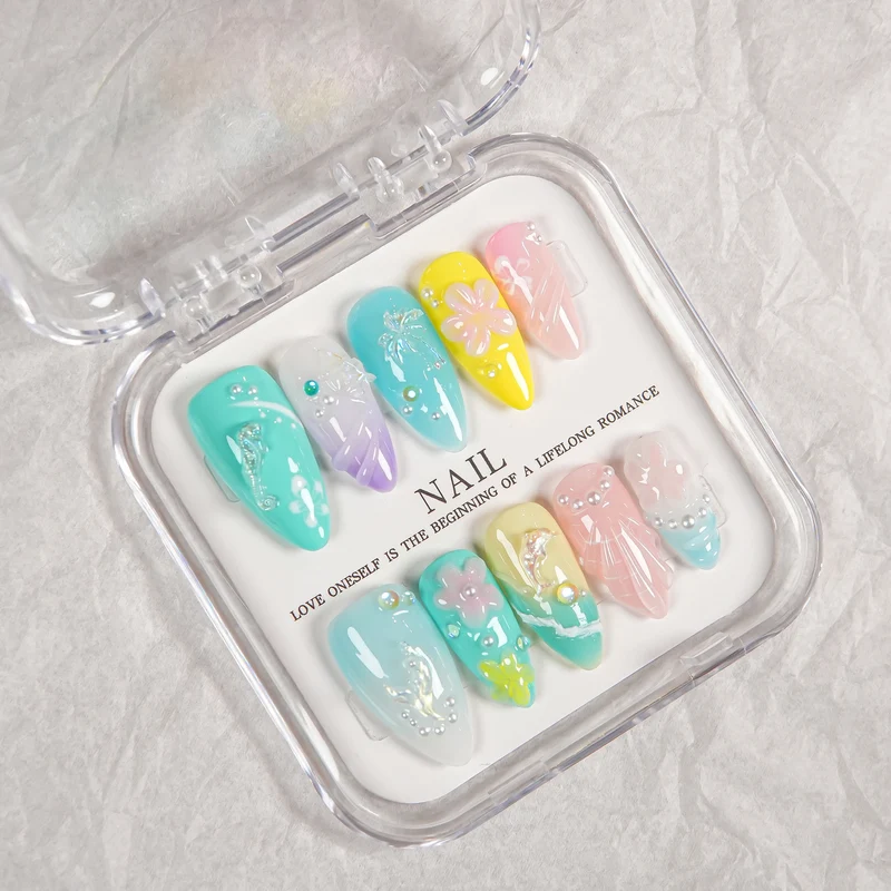 Dekoratives Press-On Nagelset mit einzigartiger Kunstfertigkeit