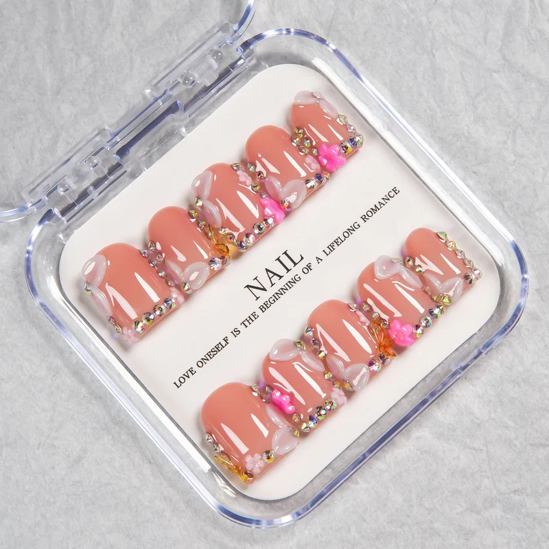 Dekorativer Press-On Nagelset mit sanften rosa Akzenten und Juwelen-Details