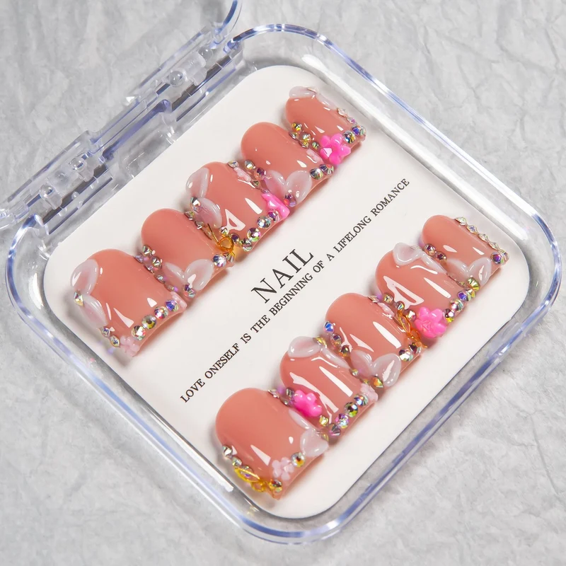 Dekorativer Press-On Nagelset mit sanften rosa Akzenten und Juwelen-Details