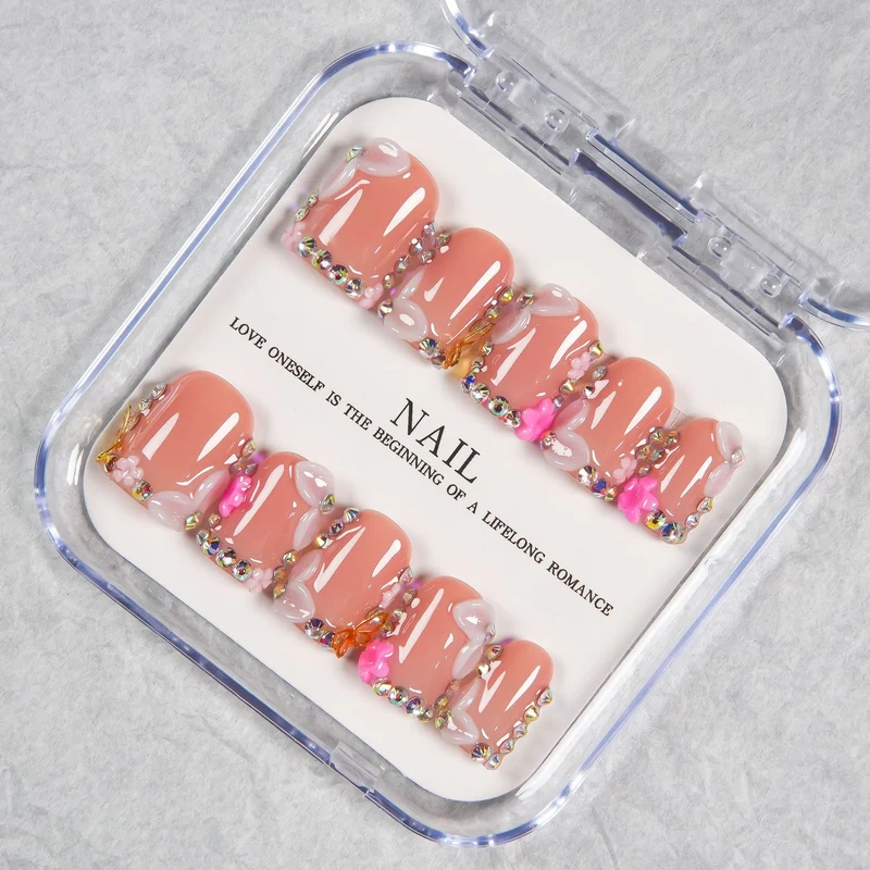 Dekorativer Press-On Nagelset mit sanften rosa Akzenten und Juwelen-Details