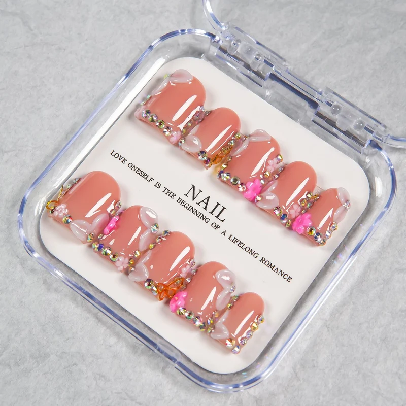Dekorativer Press-On Nagelset mit sanften rosa Akzenten und Juwelen-Details
