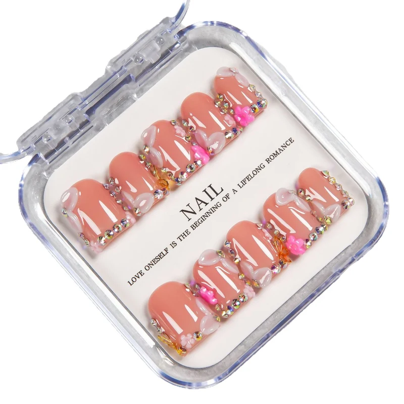 Dekorativer Press-On Nagelset mit sanften rosa Akzenten und Juwelen-Details