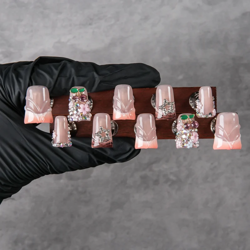 Dekoratives Press-On-Nagelset mit Schmuckverzierungen