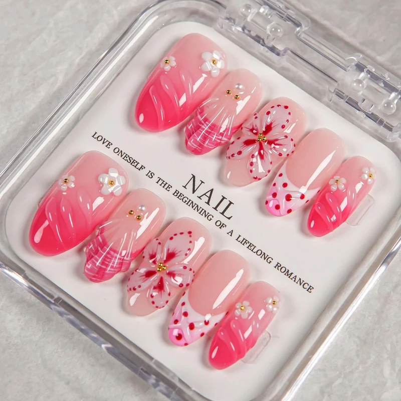 Dekoratives Press-on-Nagelset mit Floral-Designs