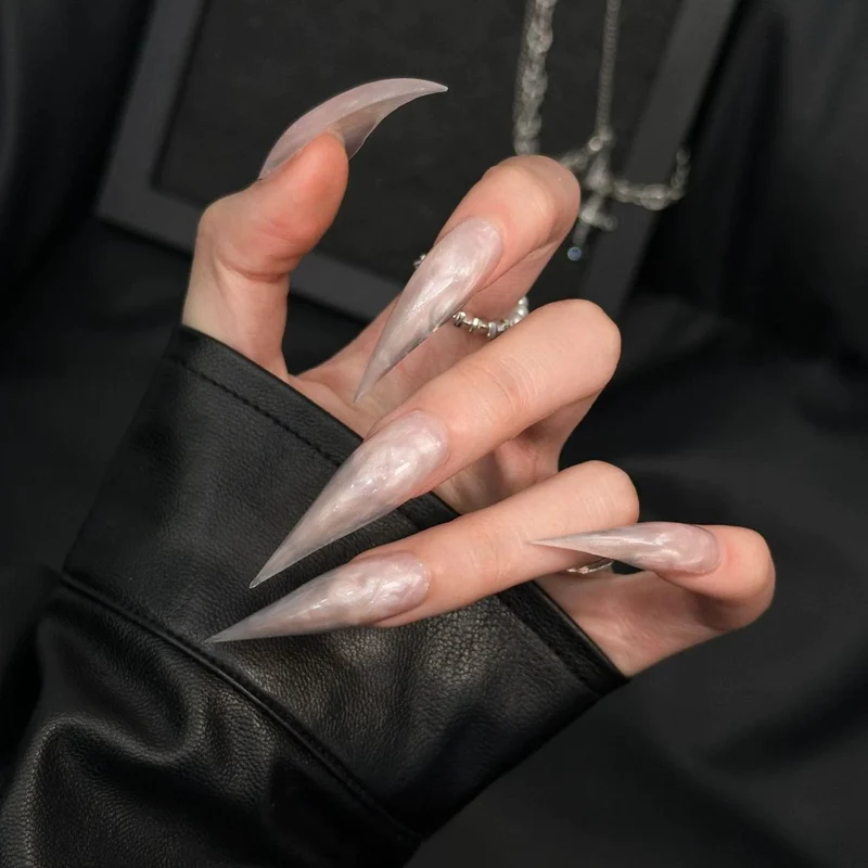 Glamouröses Stiletto Press-On Nageldesign