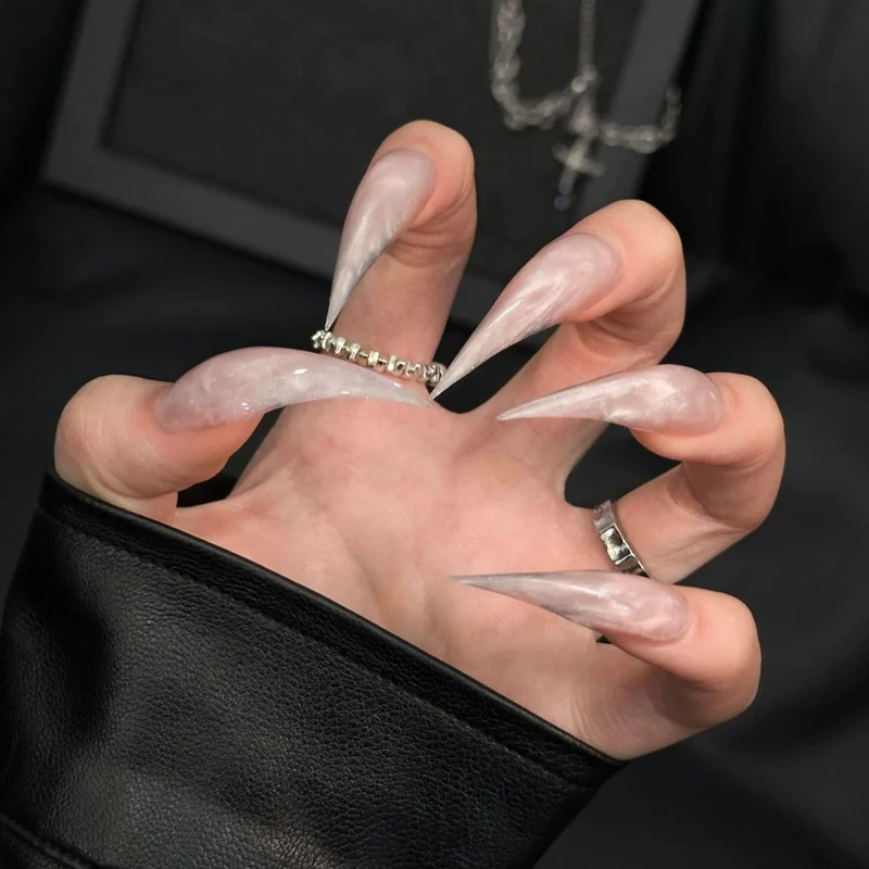 Glamouröses Stiletto Press-On Nageldesign