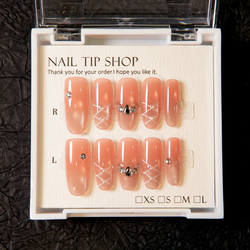 Glamouröse Press-On-Nageltips mit Strassakzenten