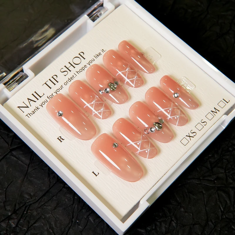 Glamouröse Press-On-Nageltips mit Strassakzenten