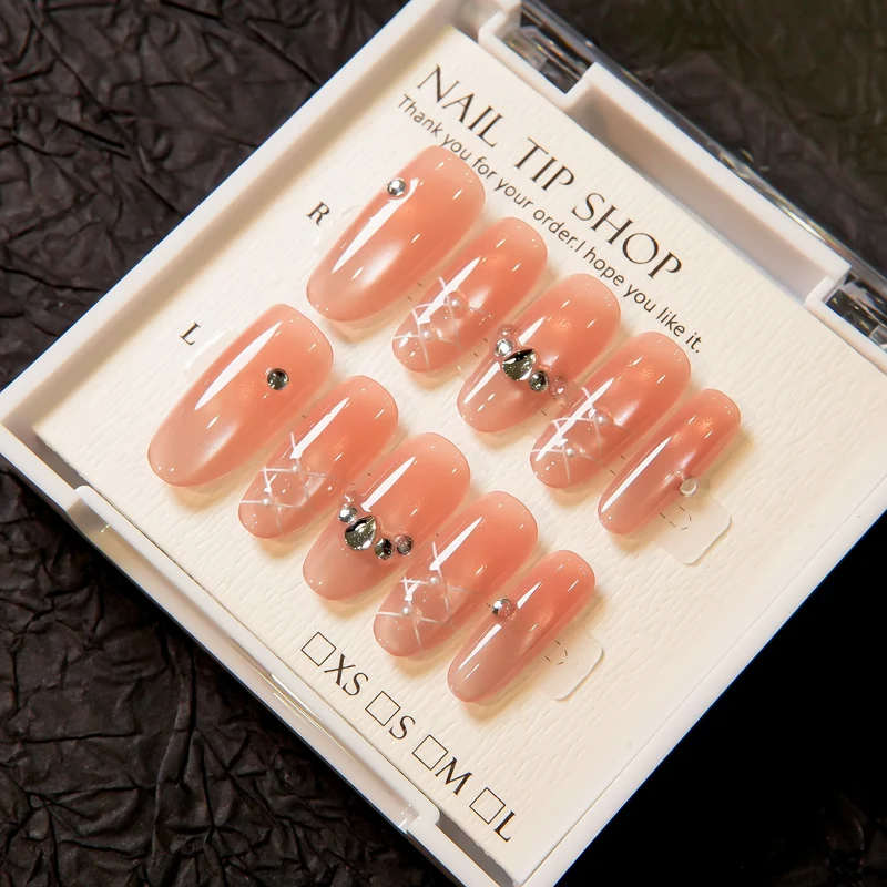 Glamouröse Press-On-Nageltips mit Strassakzenten