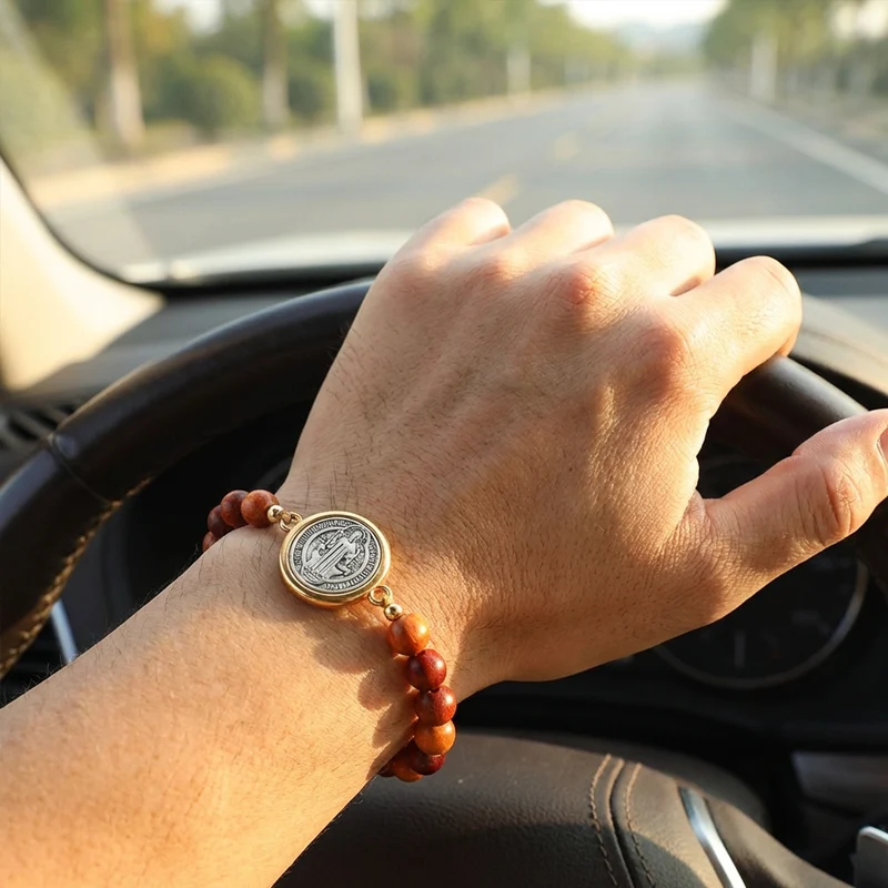 🛡️Ein treuer Begleiter für Schutzgeister✨Armband aus Naturholzperlen mit St.-Benedikt-Motiv🎁Verstellbar, für Damen und Herren geeignet