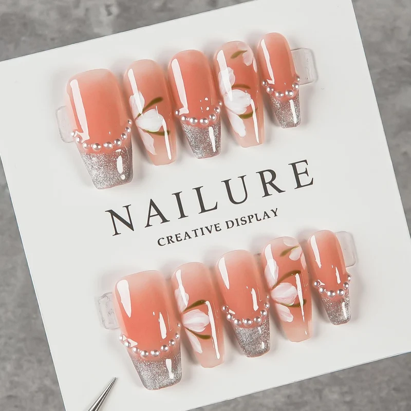 Dekoratives Press-On Nagelset mit floralen und Glitzerakzenten