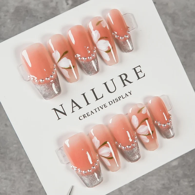 Dekoratives Press-On Nagelset mit floralen und Glitzerakzenten