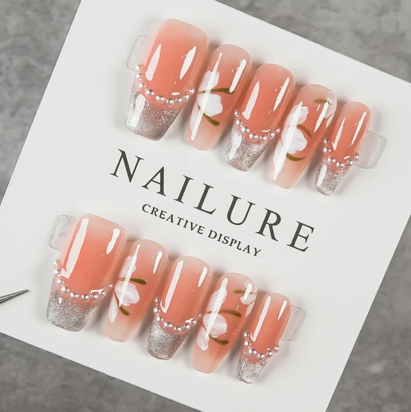 Dekoratives Press-On Nagelset mit floralen und Glitzerakzenten