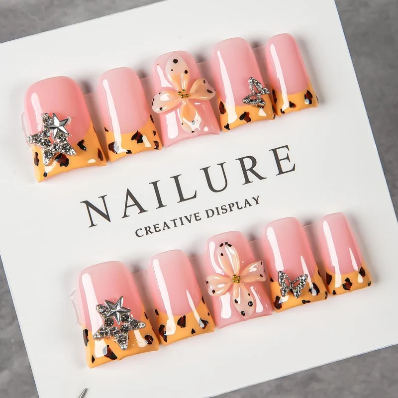 Dekoratives Press-On Nagelset mit floralen und Schmuckakzenten