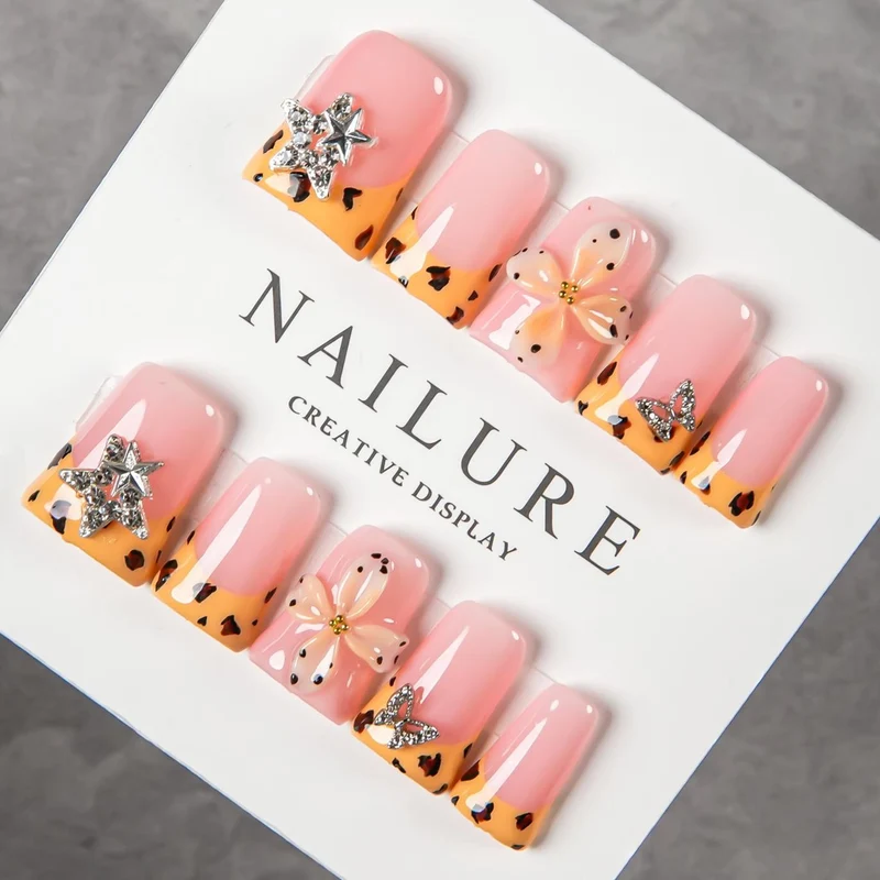 Dekoratives Press-On Nagelset mit floralen und Schmuckakzenten