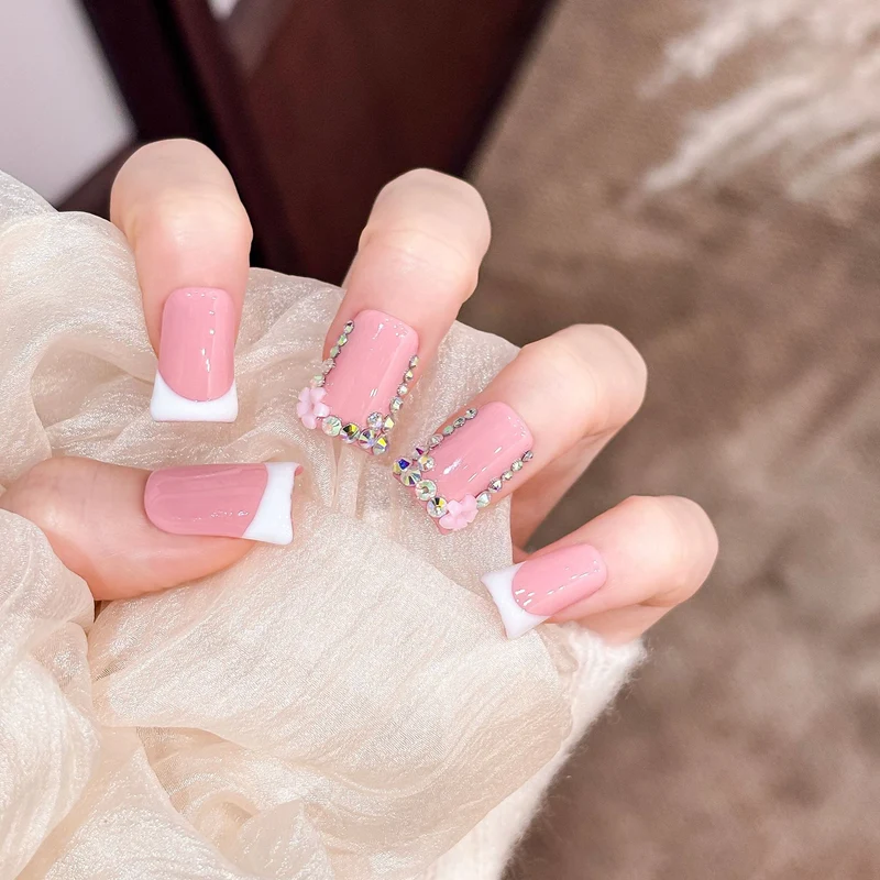 Dekoratives Press-On Nagelset mit floralen und Schmuckakzenten