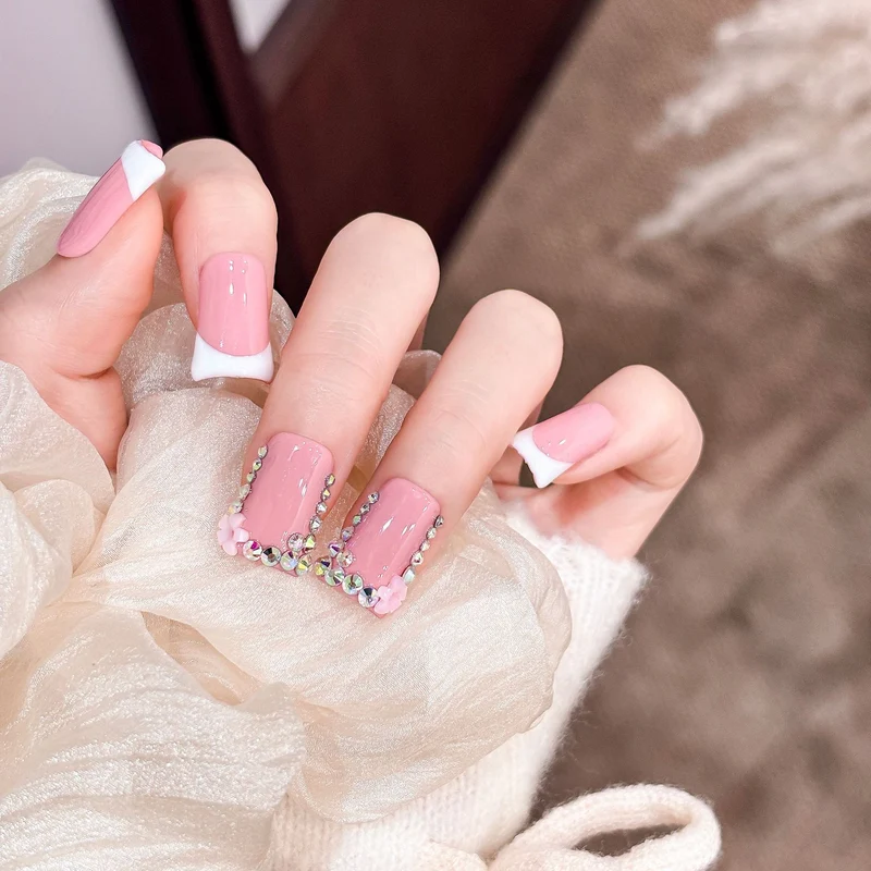 Dekoratives Press-On Nagelset mit floralen und Schmuckakzenten