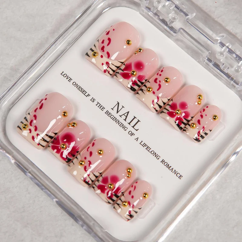 Dekoratives Press-On-Nagelset mit floralen und Schmuckakzenten 1791255047