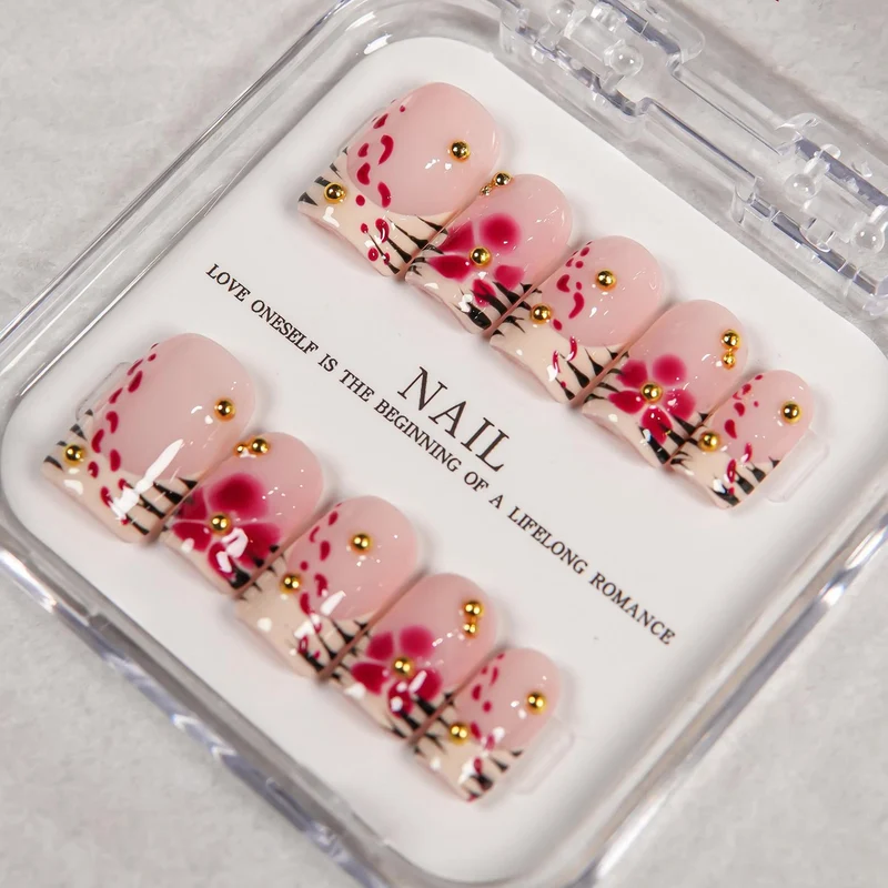 Dekoratives Press-On-Nagelset mit floralen und Schmuckakzenten 1791255047