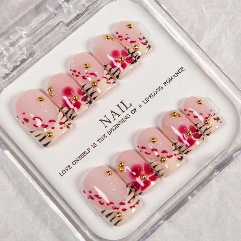 Dekoratives Press-On-Nagelset mit floralen und Schmuckakzenten 1791255047