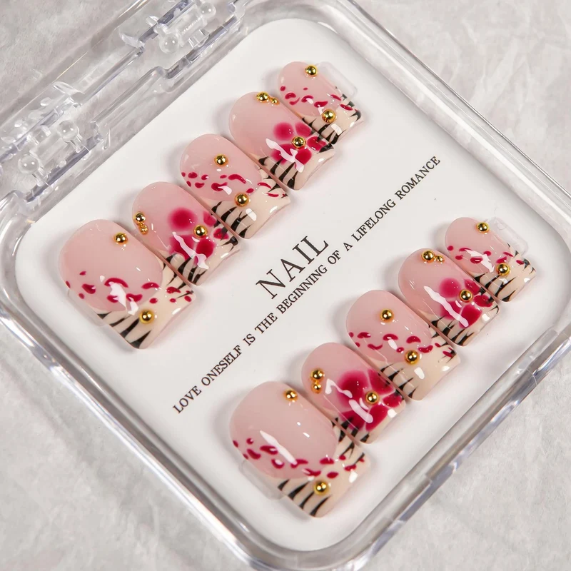 Dekoratives Press-On-Nagelset mit floralen und Schmuckakzenten 1791255047