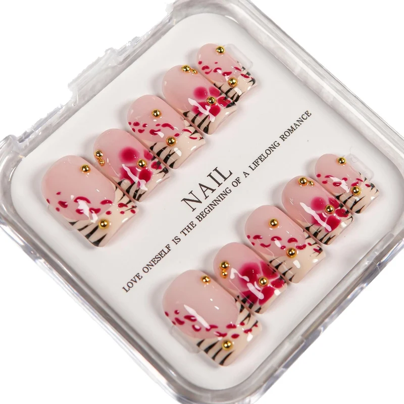 Dekoratives Press-On-Nagelset mit floralen und Schmuckakzenten 1791255047
