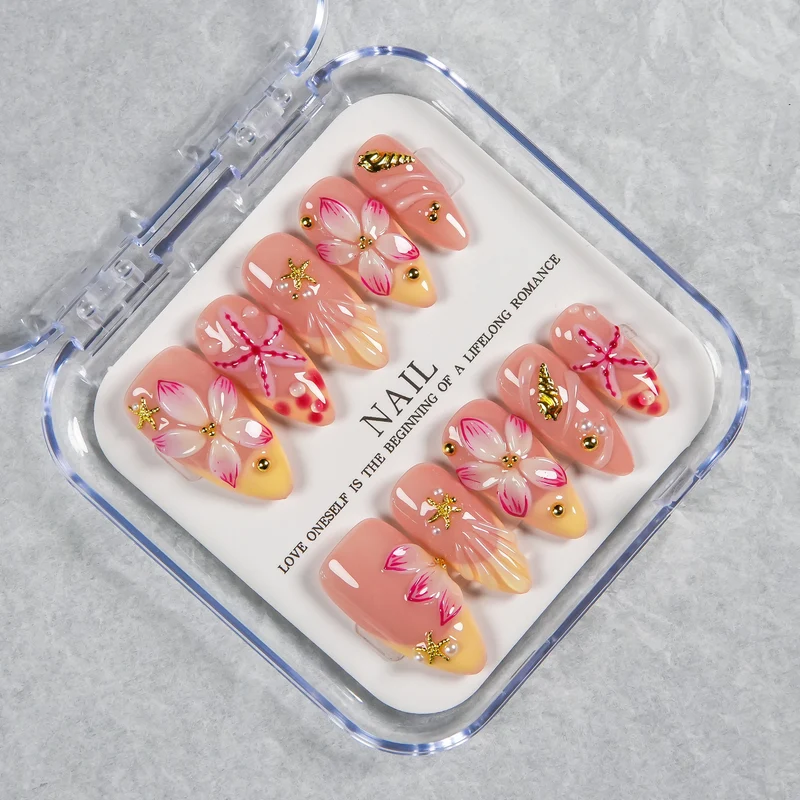 Dekoratives Press-On Nagelset mit floralen und Strandakzenten
