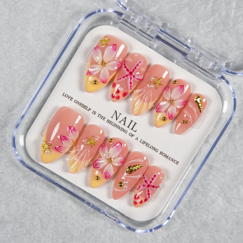 Dekoratives Press-On Nagelset mit floralen und Strandakzenten