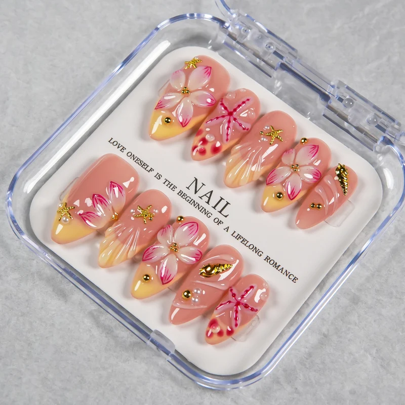 Dekoratives Press-On Nagelset mit floralen und Strandakzenten