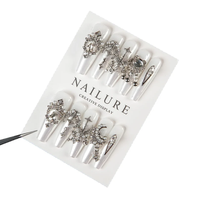 Dekorativer Press-On-Nagelset mit Verzierungen