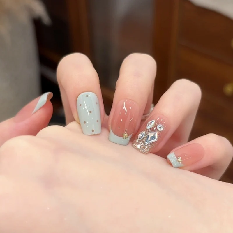 Elegante Künstlerische Press-On Nagelset mit Edelsteinverzierungen