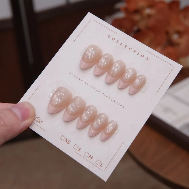 Elegante mandelförmige Press-On-Nagelspitzen