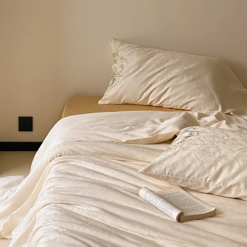 Luxuriöses Jacquard-Bettwäsche-Set aus Baumwollsatin mit Steppdecke und bestickten Kissenbezügen