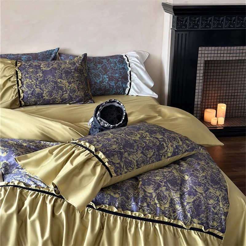 Wendbares Luxus-Bettwäscheset aus Baumwollsatin mit gerafftem Volant, floraler Jacquard-Innenseite und kontrastierender Samt-Paspel