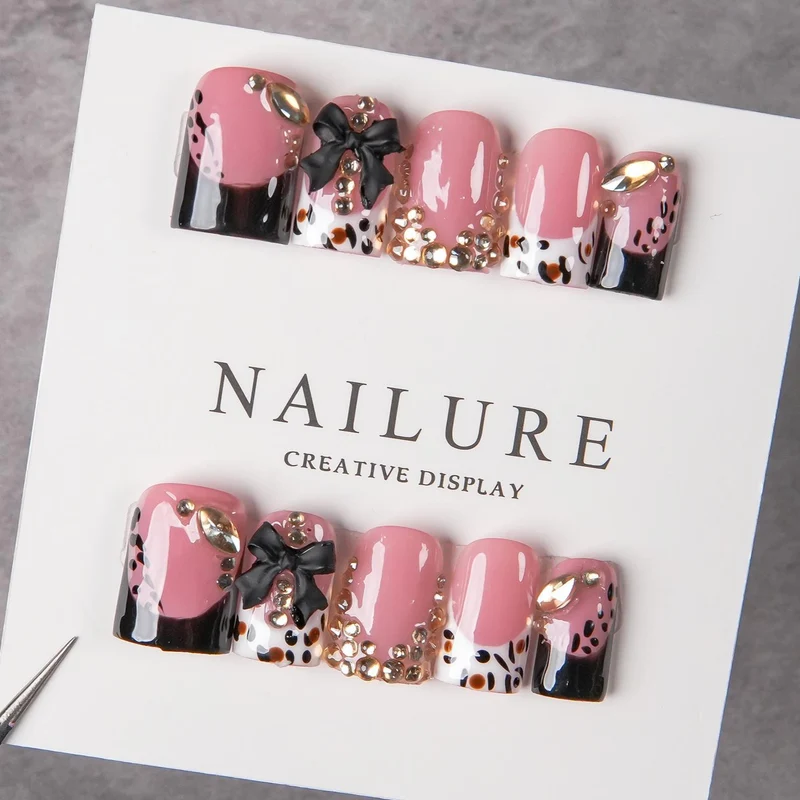 Dekorative Press-On Nagelkunst mit Edelsteindetails