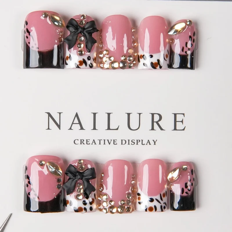 Dekorative Press-On Nagelkunst mit Edelsteindetails