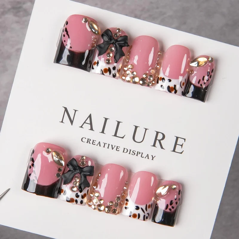 Dekorative Press-On Nagelkunst mit Edelsteindetails
