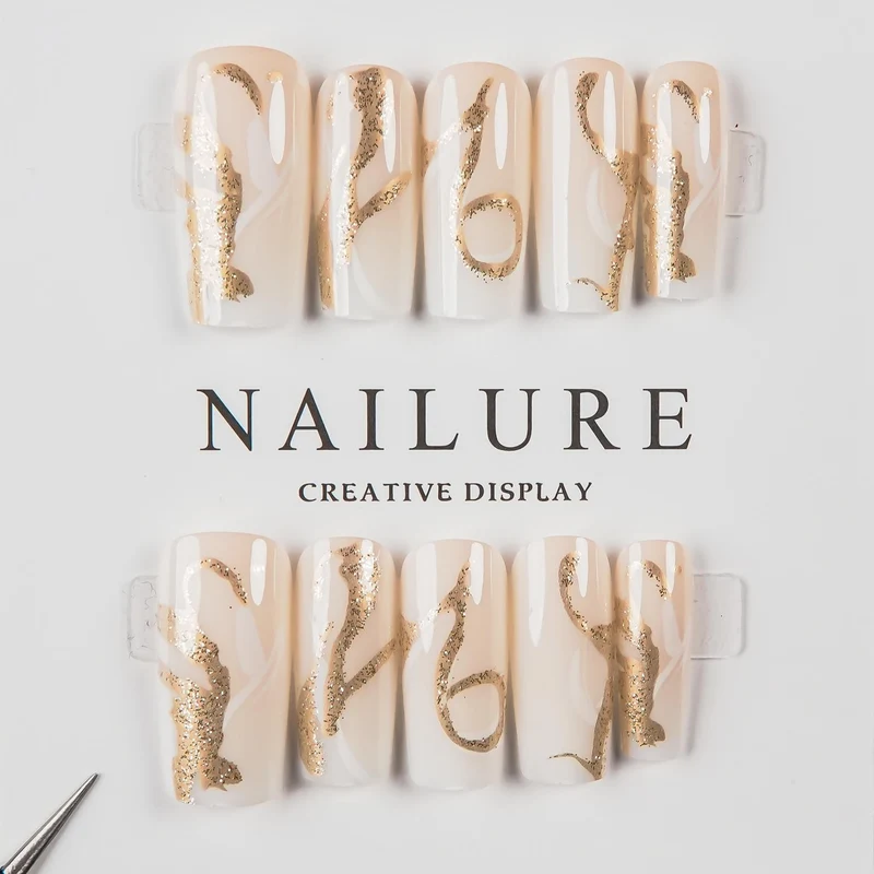 Dekoratives Press-On Nagelkunst-Set mit goldenen Akzenten