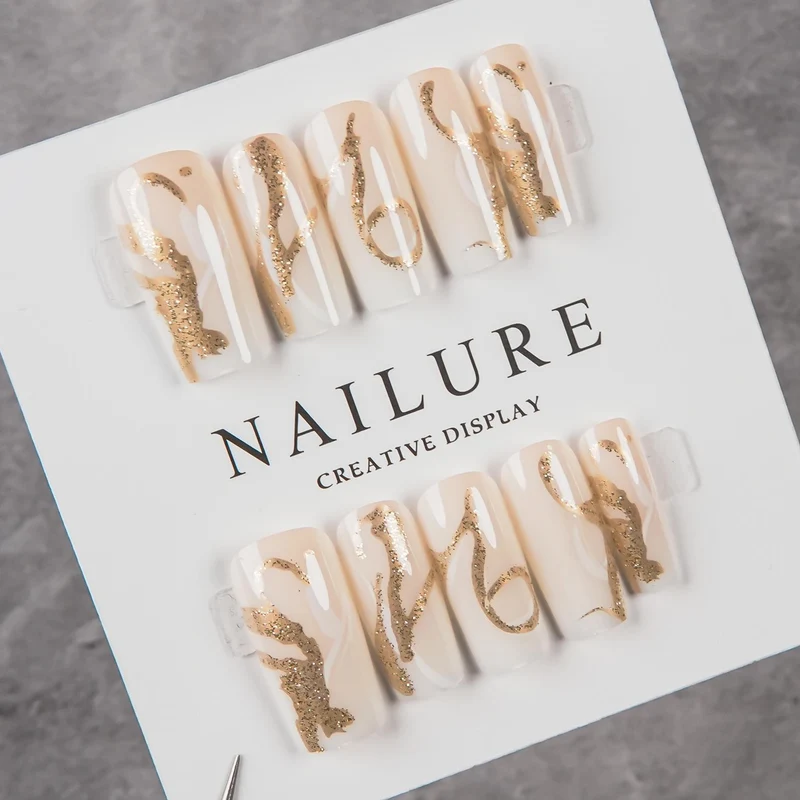Dekoratives Press-On Nagelkunst-Set mit goldenen Akzenten