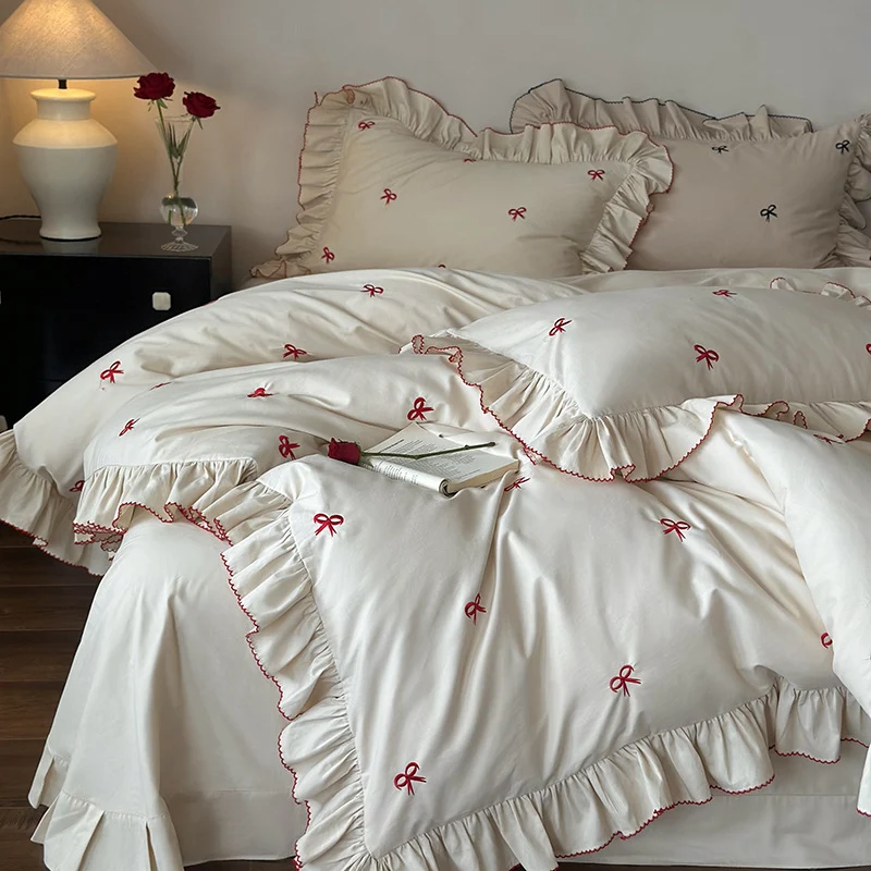 Luxuriöses Bettwäsche-Set mit Rüschen und bestickten Schleifen