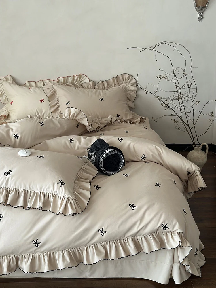 Luxuriöses Bettwäsche-Set mit Rüschen und bestickten Schleifen