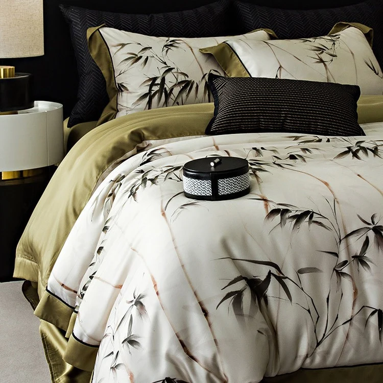Elegante Bettwäsche-Garnitur aus Baumwollsatin mit floralem Aquarellprint, kontrastierender Paspel und Volant